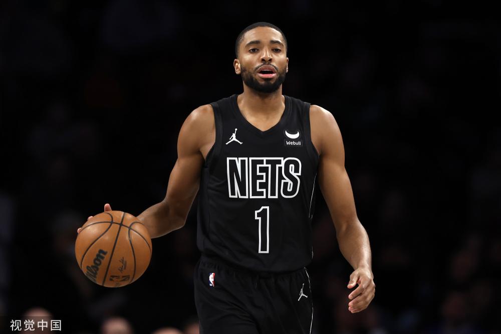 道路上具有 道路上具有